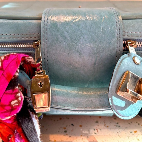 Vintage 1970s Blue Faux Leather Large Suitcase with‎ Buckle Front & Lock - Picture 9 of 9